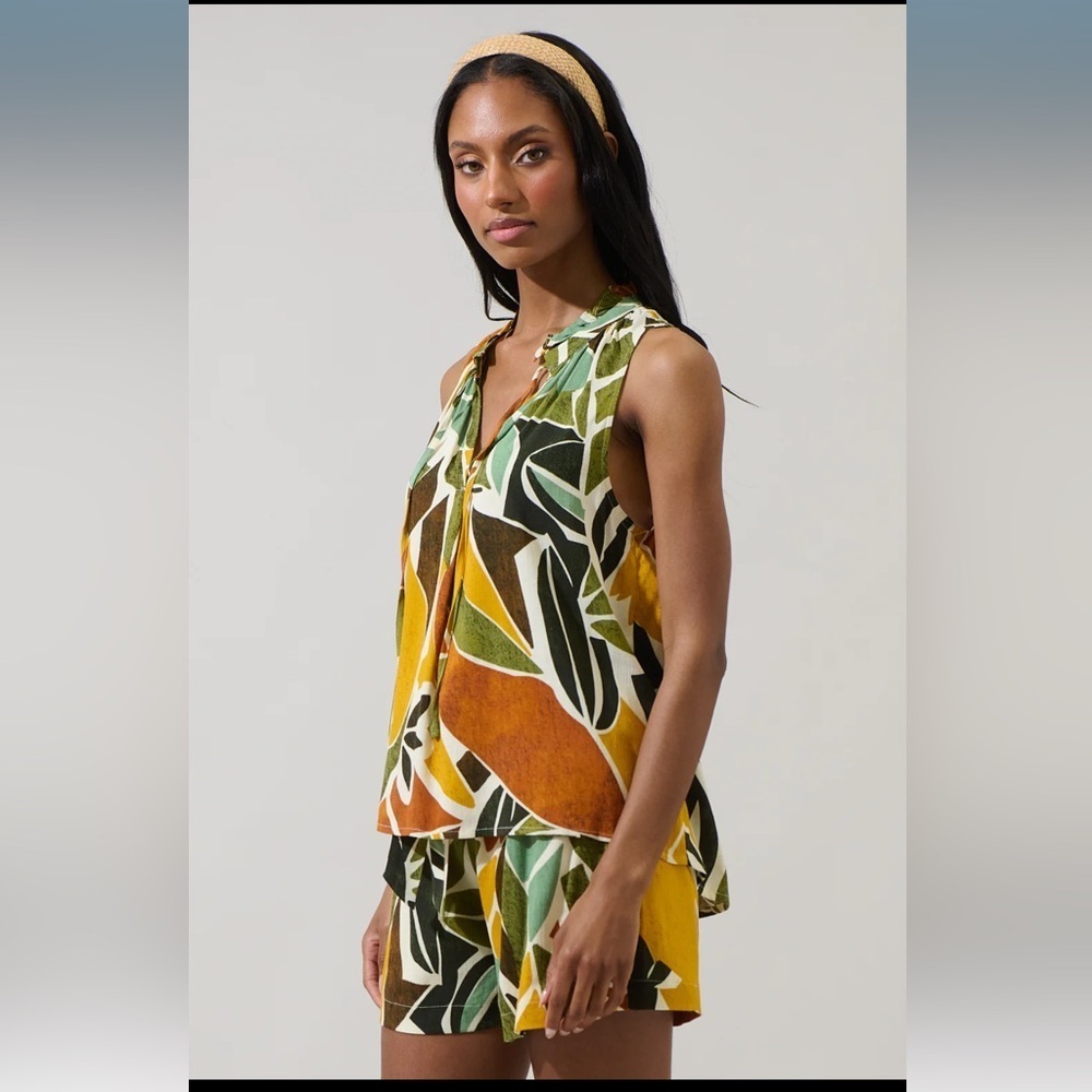SugarLips Renia Tropical Miley Sleeveless Blouse & Wave High Waisted Shorts Set - Picture 4 of 9